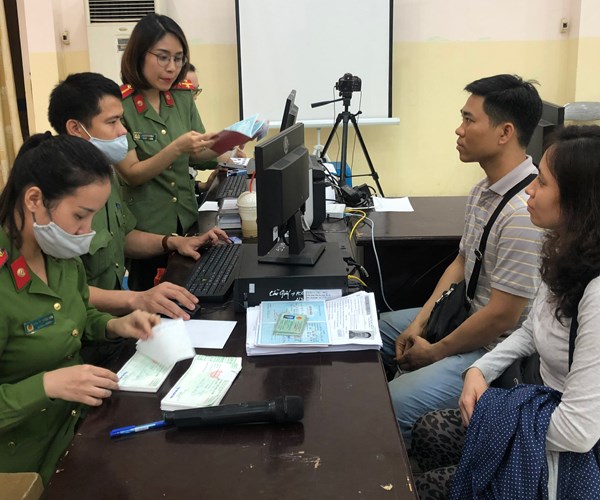 Trắng đêm làm thủ tục cấp thẻ CCCD gắn chíp cho người dân - Anh 8
