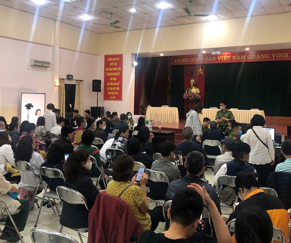 Trắng đêm làm thủ tục cấp thẻ CCCD gắn chíp cho người dân - Anh 9