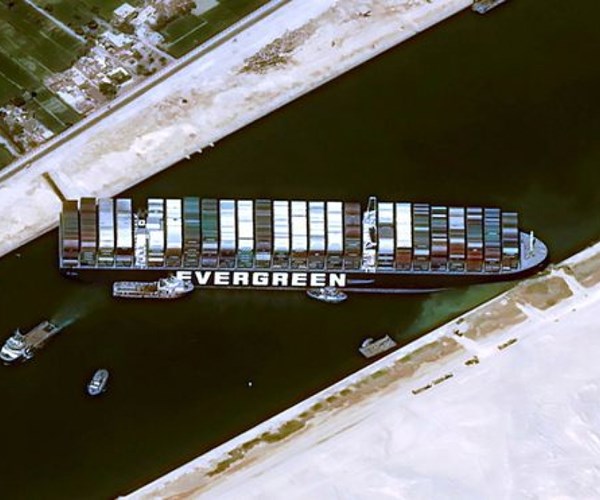 Kênh đào Suez ách tắc, 321 tàu bị mắc kẹt - Anh 1