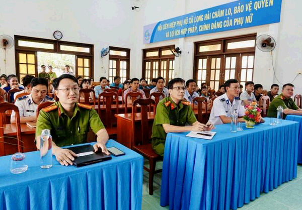 Cảnh sát biển tặng cờ Tổ quốc cho ngư dân đảo Phú Quý - Anh 1