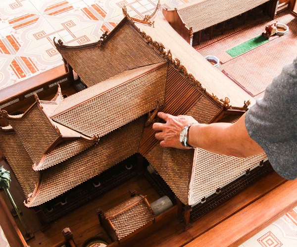 Ngỡ ngàng ngôi đình làng bằng gỗ gụ nhỏ nhất Việt Nam - Anh 9