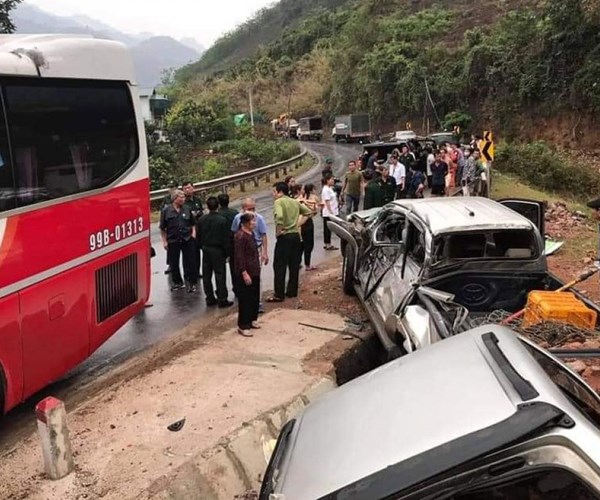 Tai nạn giao thông liên hoàn trên quốc lộ 6 khiến 4 người bị thương - Anh 1