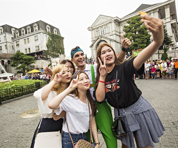 Người dân Quảng Nam- Đà Nẵng được Sun World Ba Na Hills tặng ưu đãi dịp giải phóng quê hương - Anh 1