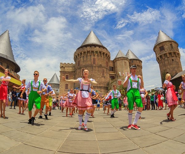 Người dân Quảng Nam- Đà Nẵng được Sun World Ba Na Hills tặng ưu đãi dịp giải phóng quê hương - Anh 2
