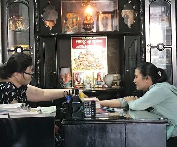 Xem bói đầu năm: Đừng để tiền mất, tật mang - Anh 1