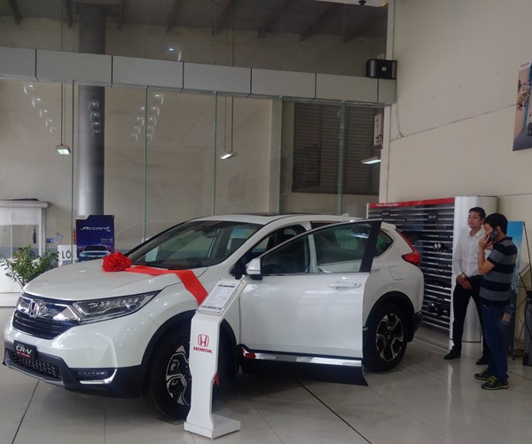 Thấp thỏm​ chờ xe giá rẻ - Anh 1