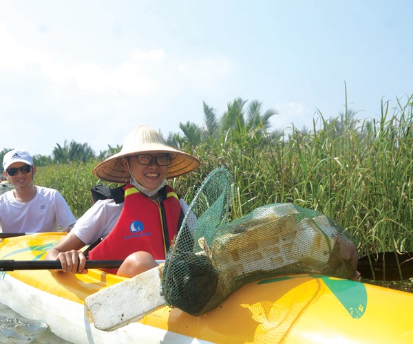 Hoi An(Quang Nam): La lung voi tour... cheo thuyen vot rac - Anh 1