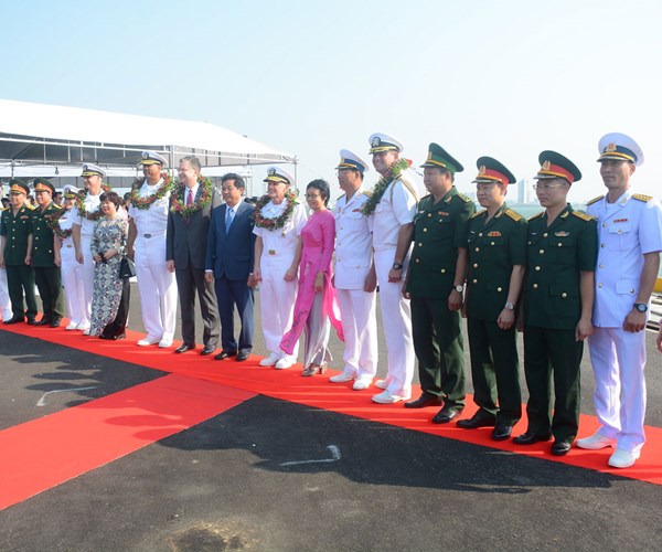 Tàu sân bay Hải quân Hoa Kỳ cập cảng Đà Nẵng - Anh 4