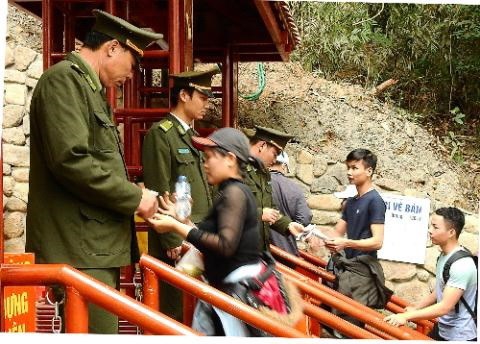 Thu phí tham quan di tích lịch sử- danh thắng Yên Tử: Trong phạm vi được phép - Anh 4