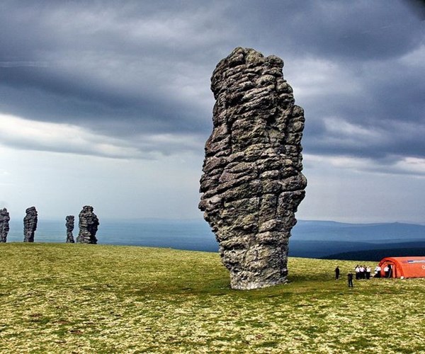 Những cột đá giữa đồng bằng - Anh 1