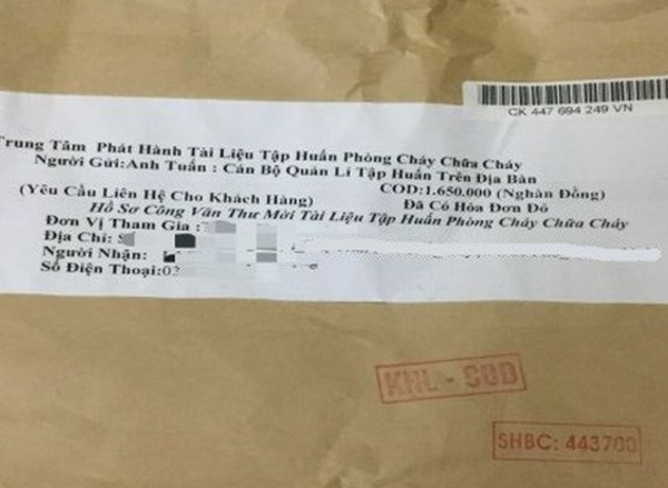 Giả danh cảnh sát phòng cháy chữa cháy để lừa bán sách, tài liệu - Anh 1
