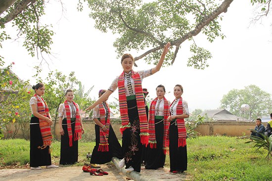 Le hoi Het Cha - lan toa ban sac van hoa nguoi Thai o Moc Chau - Anh 3