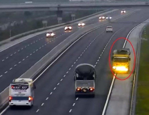 Tước giấy phép lái xe đối với tài xế đi ngược chiều trên cao tốc - Anh 1