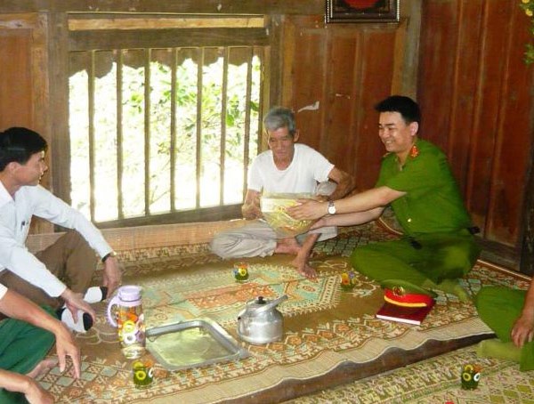 Tap huan phong chong ma tuy cho truong thon, ban, nguoi co uy tin - Anh 1