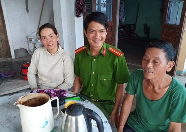 Bác nông dân nghèo trả lại túi xách chứa 60 triệu đồng - Anh 1