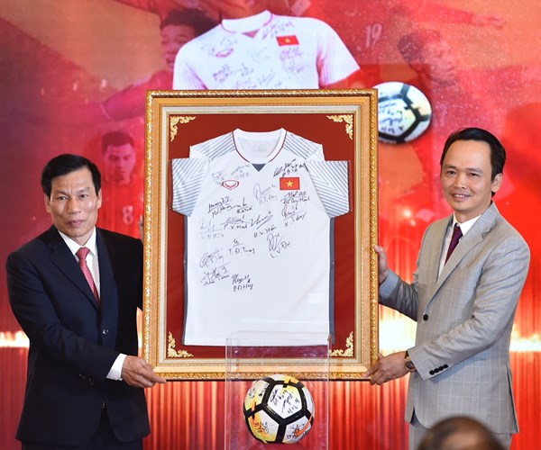 Thủ tướng xúc động khi có những em nhỏ tham gia đấu giá bằng tiền tiết kiệm ăn sáng - Anh 2