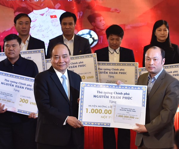 Thủ tướng xúc động khi có những em nhỏ tham gia đấu giá bằng tiền tiết kiệm ăn sáng - Anh 1