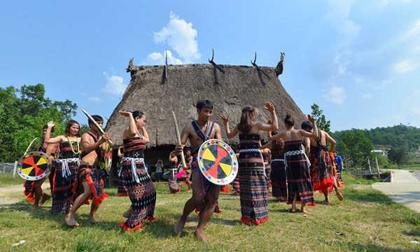 No luc gin giu tieng noi, chu viet cua nguoi Co Tu o Quang Nam - Anh 1