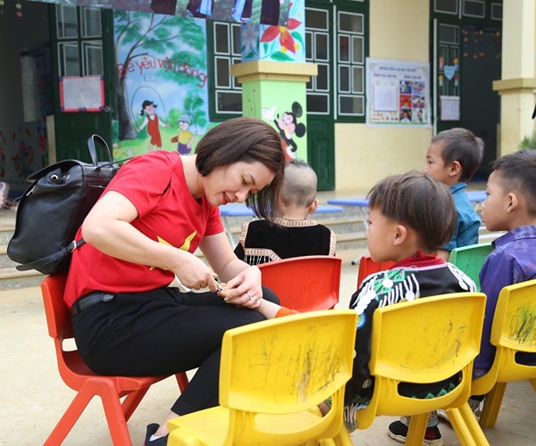 Điện về thắp sáng điểm trường vùng cao Trạm Tấu - Anh 5