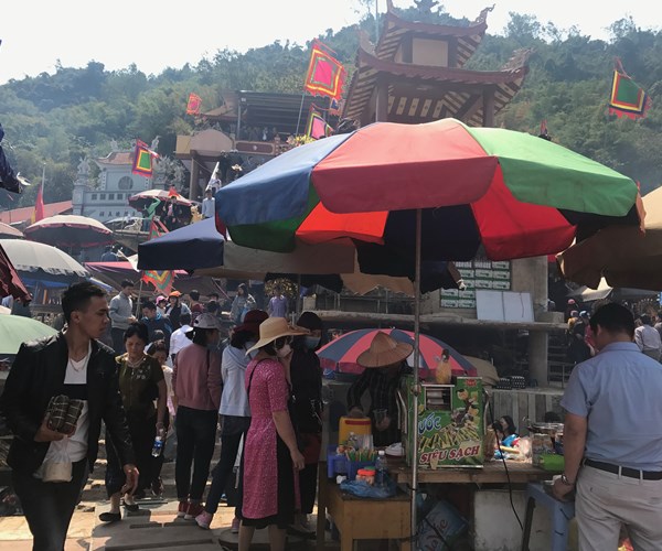 Đền Thác Bờ (Hòa Bình) bị hàng quán lộn xộn 