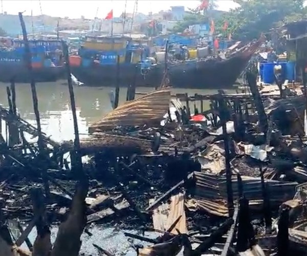 TP.Vũng Tàu: Cháy lớn trong đêm, 4 phòng trọ bị thiêu rụi - Anh 1