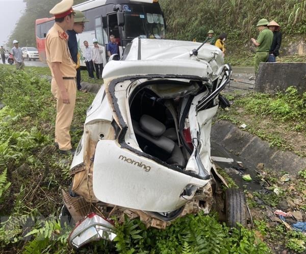 Hòa Bình: Va chạm với xe khách, hai người trên xe con tử vong tại chỗ - Anh 1