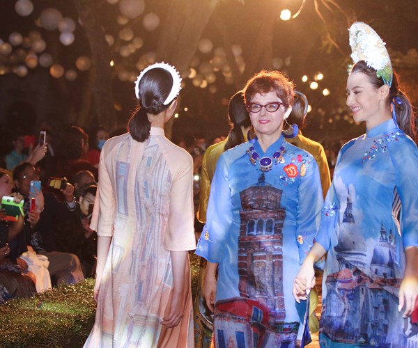 Mãn nhãn với đêm trình diễn “Thế giới trong áo dài Việt” - Anh 11