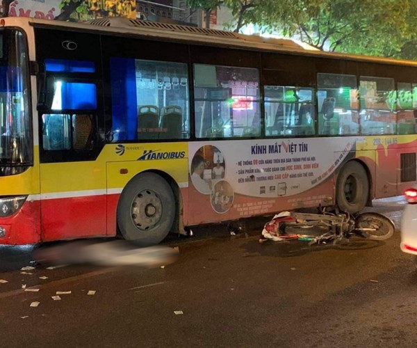 Va chạm với xe buýt, một người đi xe máy bị cuốn vào gầm, tử vong - Anh 1