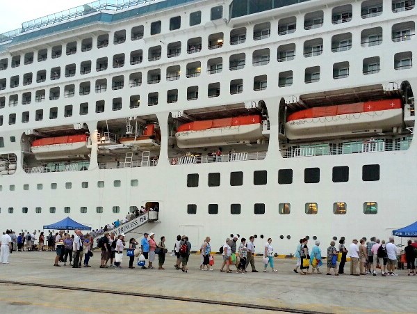 Du lịch tàu biển: Cần dịch vụ sang trọng để khách “dốc hầu bao” - Anh 1