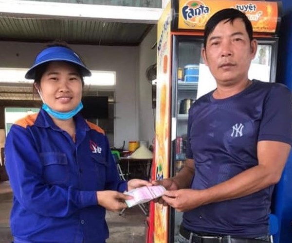 Nhặt được bọc tiền, nhân viên cửa hàng xăng dầu trả lại cho tài xế đánh rơi - Anh 1
