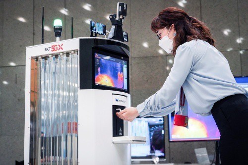 Ra mắt robot khử trùng sử dụng công nghệ 5G đầu tiên trên thế giới - Anh 1