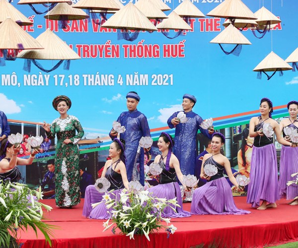 Niu chan du khach bang ta ao dai truyen thong Hue - Anh 1