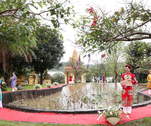 Niu chan du khach bang ta ao dai truyen thong Hue - Anh 2