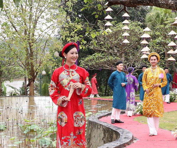 Niu chan du khach bang ta ao dai truyen thong Hue - Anh 3