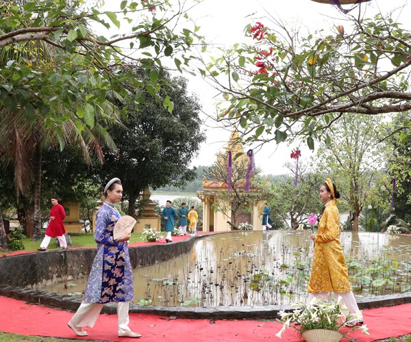 Niu chan du khach bang ta ao dai truyen thong Hue - Anh 4