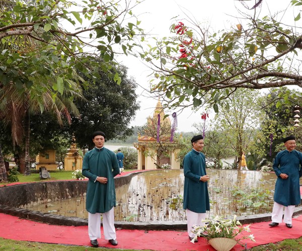 Niu chan du khach bang ta ao dai truyen thong Hue - Anh 5