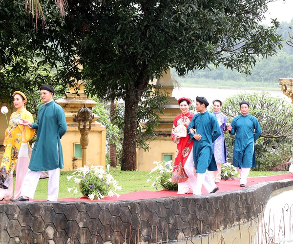 Niu chan du khach bang ta ao dai truyen thong Hue - Anh 6