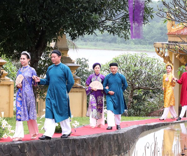 Niu chan du khach bang ta ao dai truyen thong Hue - Anh 7