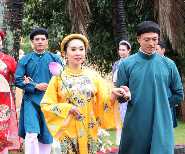 Niu chan du khach bang ta ao dai truyen thong Hue - Anh 8