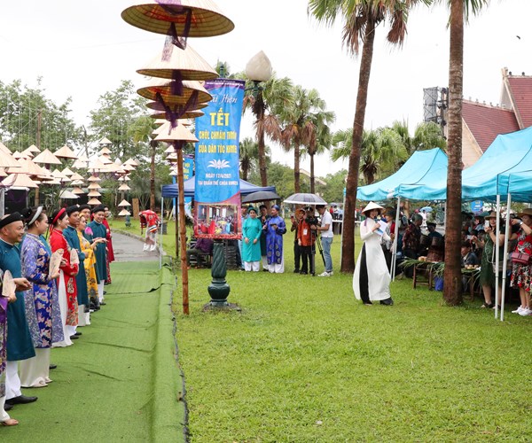 Niu chan du khach bang ta ao dai truyen thong Hue - Anh 9