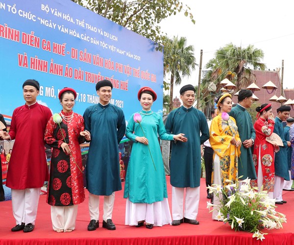 Niu chan du khach bang ta ao dai truyen thong Hue - Anh 10