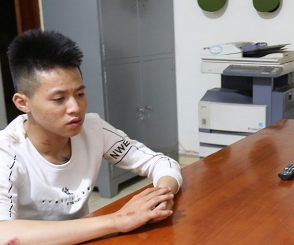 “Quái xế” lạng lách, tung ớt bột vào Cảnh sát giao thông - Anh 1