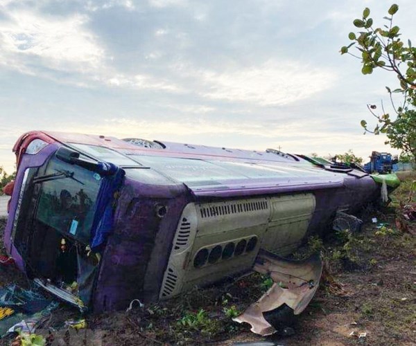 Đắk Lắk: Lật xe khách giường nằm, hơn 40 người bị thương - Anh 1