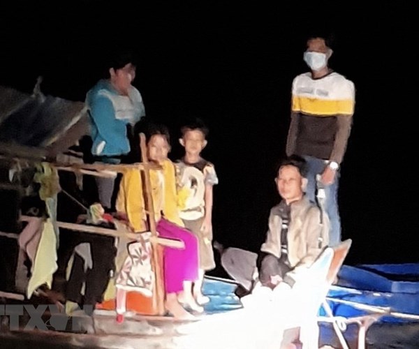An Giang: Ngăn chặn kịp thời 12 người chuẩn bị nhập cảnh trái phép - Anh 1