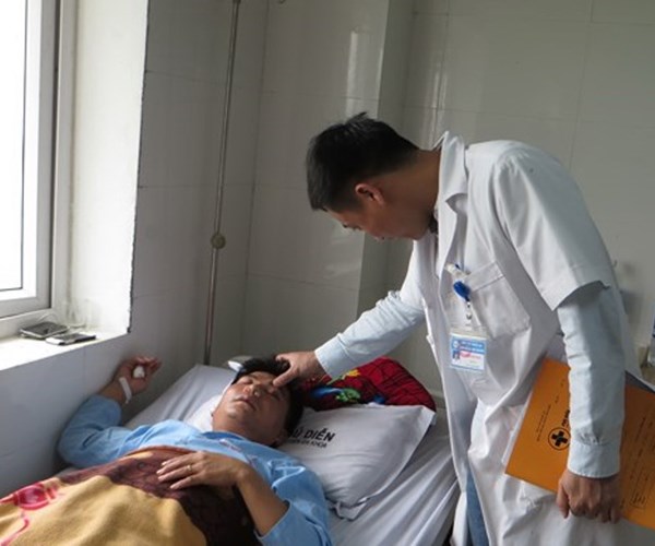 Lại chuyện người nhà học sinh đánh  thầy giáo gãy sống mũi - Anh 1