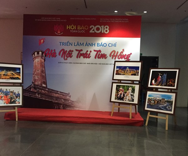 Triển lãm ảnh báo chí Hà Nội trái tim hồng - Anh 2