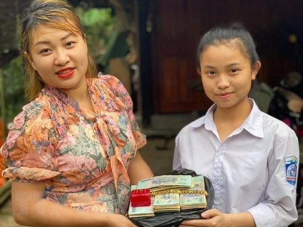 Nữ sinh trả lại 300 triệu đồng, 3 cây vàng cho người đánh rơi - Anh 1