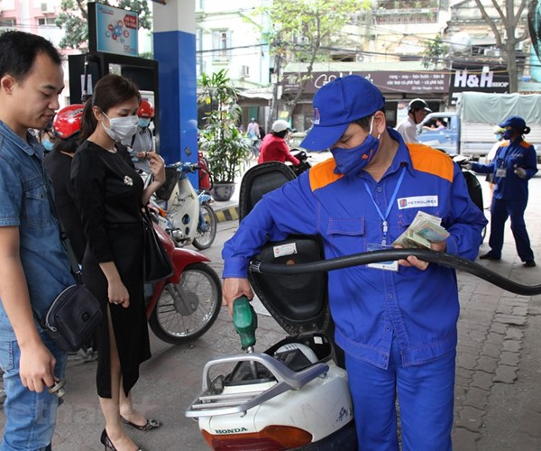 Giá xăng tăng gần 200 đồng/lít - Anh 1
