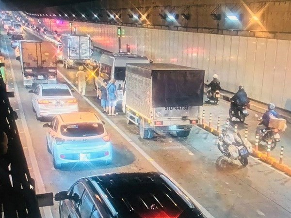 Bốn xe ôtô đâm nhau liên hoàn trong đường hầm vượt sông Sài Gòn - Anh 1