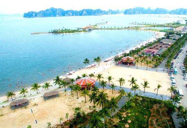 Quảng Ninh hạn chế tập trung đông người tại các bãi tắm - Anh 1